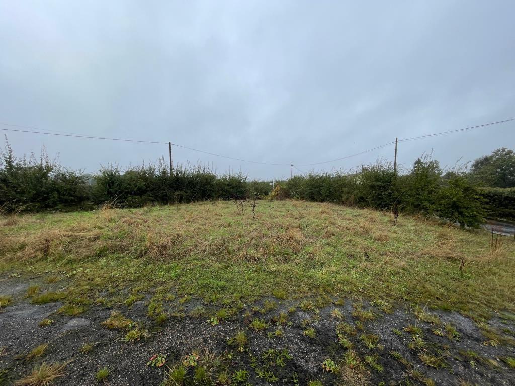 Lot: 114 - LAND WITH PLANNING PERMISSION FOR TRAVELLERS SITE - View from the back of the looking to the point at the road junction